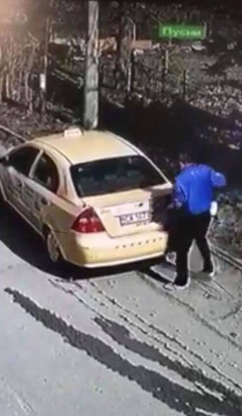 Таксиджия краде куче в столичен квартал! Отваря багажника, пъха го, бяга ВИДЕО