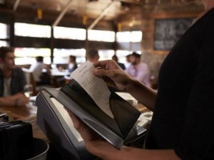 Собствениците на заведения искат 9% ДДС, предлагат вдигане на прага за дохода на работниците