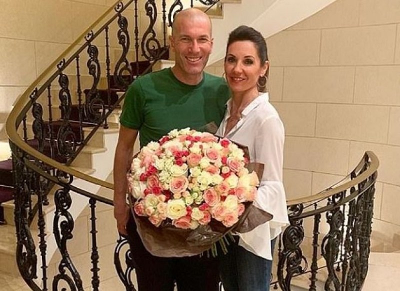 25 години заедно! Зидан зарадва съпругата си с огромен букет СНИМКИ