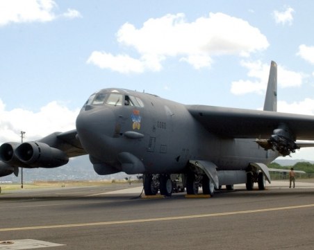 6 US стратегически бомбардировача В-52 прехвърлени в Европа. Защо?