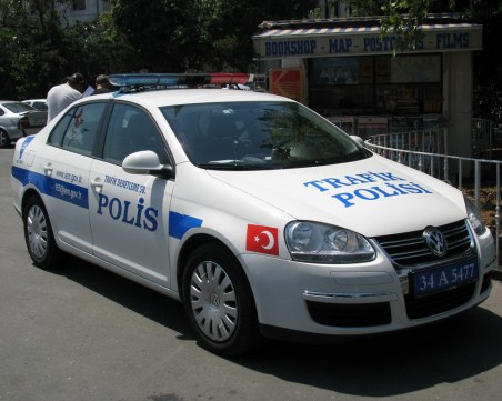 Автобус се вряза в спирка с пътници в Истанбул