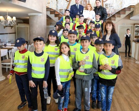 Деца към собственици на заведения: Не продавайте алкохол на непълнолетни СНИМКИ