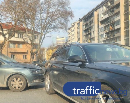 Две коли се удариха на кръговото на 