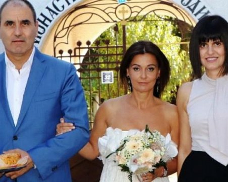 Новодомци в повече: И кумицата на Цветанов с апартамент в 