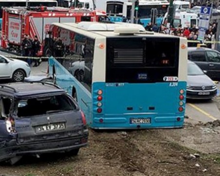 Кола на българи е сред ударените от автобус в Истанбул!