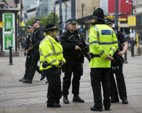 Мъж с ковашки чук нападна четири джамии в Бирмингам