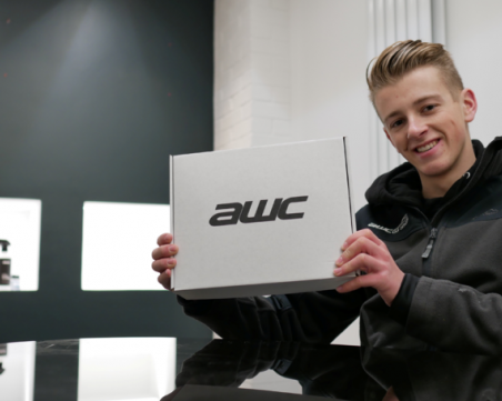 Младок получава 9000 лева, за да полира коли СНИМКИ