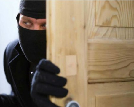 Пловдивчанин спипа крадец в дома си, канел се да открадне лампи