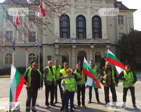 Пловдивчаните, бранещи парка в Кършияка, сложиха жълтите жилетки преди срещата с кмета СНИМКИ