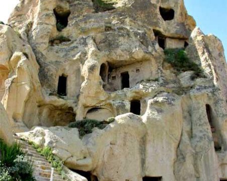 Те са забележителни, но са труднодостъпни... Скалните манастири на България