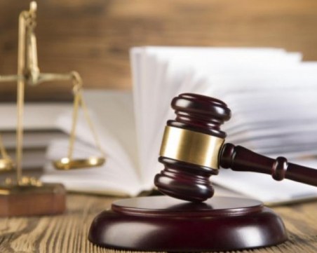 Служителка от община 