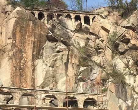 Вандали счупиха част от акведукта на Бунарджика, хвърлили по него метално кошче