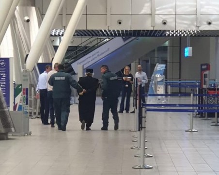 Поп с белезници из Летище София, нападнал полицаи. Пращат го на психиатър!?