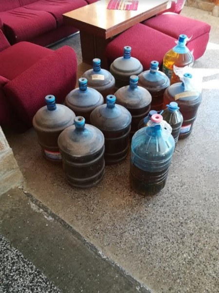 480 литра ракия в туби за вода открити в туристическа база във Варна