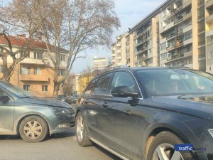 Две коли се удариха на кръговото на „Васил Априлов