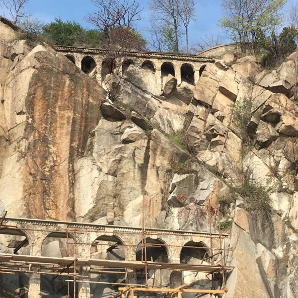 Вандали счупиха част от акведукта на Бунарджика, хвърлили по него метално кошче