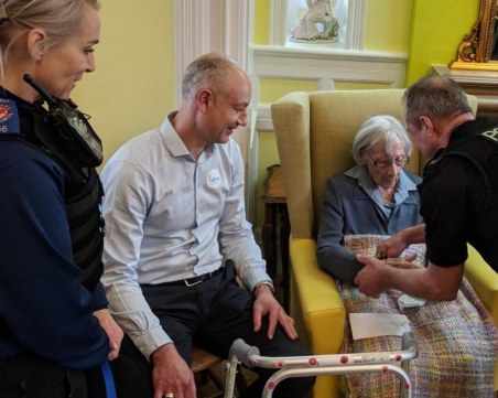 104-годишната Ан – арестантка. Полицията изпълни мечтата й! ВИДЕО