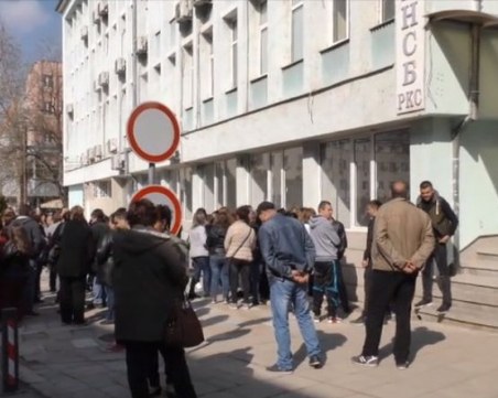 Без заплати! Работници от Търговище си искат трудовите възнаграждения