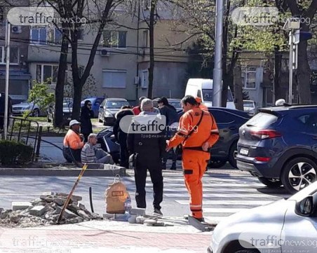 Блъснаха мъж на пешеходна пътека в Пловдив СНИМКИ