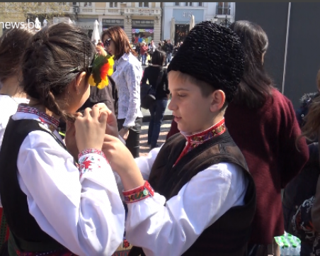 Гиздави пловдивчанки и пъстри изложби събраха погледите на Главната СНИМКИ