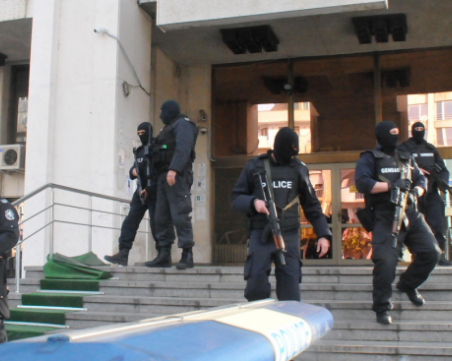 Какво получава шеф на Криминална полиция от наркодилъра Мечката? Има ли чадър?