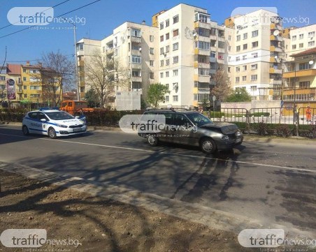 Кола блъснала отзад друга, а тя ударила пешеходец! Мъжът е в болница в Пловдив СНИМКИ