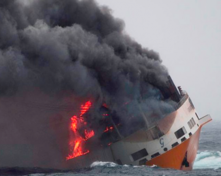 Кораб с 2000 коли се запали и потъна ВИДЕО