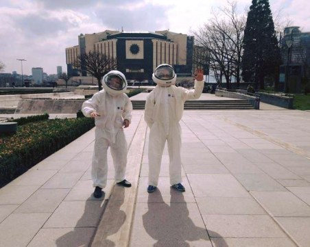 Извънземни кацнаха пред НДК... видяха мизерията и скорострелно си тръгнаха