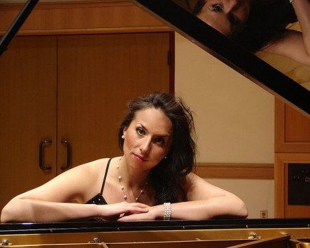 Момиче от Катуница създаде музикална школа за деца с аутизъм в Лондон СНИМКИ