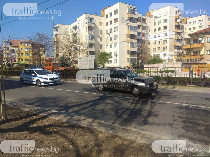 Кола блъснала отзад друга, а тя ударила пешеходец! Мъжът е в болница в Пловдив СНИМКИ
