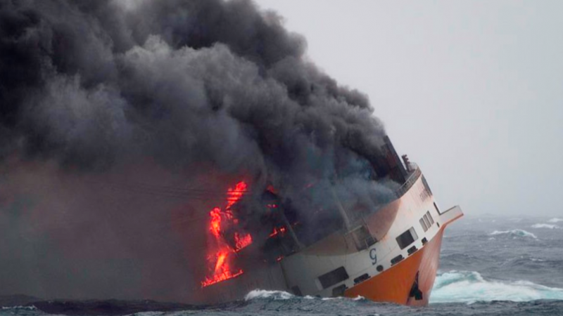 Кораб с 2000 коли се запали и потъна ВИДЕО