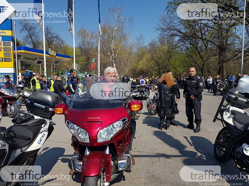 Шефът на полицията и областният управител поведоха шествието на мотористите в Пловдив СНИМКИ