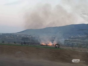 Голям пожар край Пловдив! Огнеборци се борят със стихията СНИМКИ