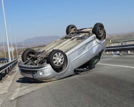 Кола се обърна по таван на АМ 