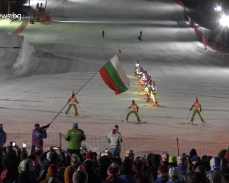 Невероятно нощно спускане със светлините на българското знаме в Пампорово ВИДЕО