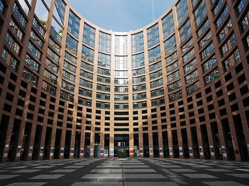 Какво представлява Европейският парламент и защо е важно да гласуваме?