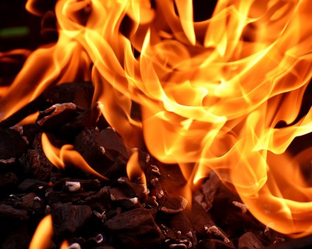 71-годишна жена падна в огън, пострада тежко и издъхна