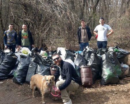 Доброволци изчистиха гората около столичния зоопарк