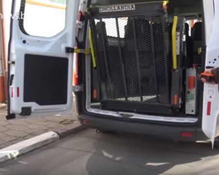 Хора с увреждания пристигат в Европейската столица на културата с безплатен превоз ВИДЕО