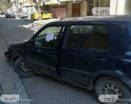 Катастрофирала кола вече цяла сутрин блокира улица в Кючука СНИМКИ
