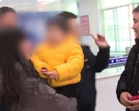 Мъж продаде дъщеря си в интернет, за да изплати дългове ВИДЕО