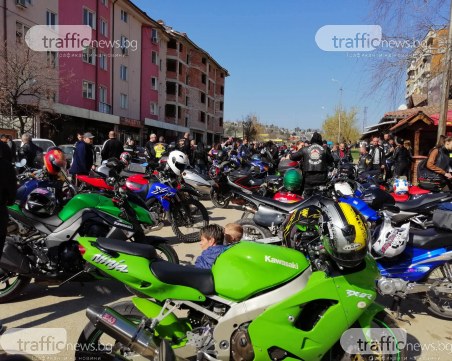 Стотици мотористи се събраха в Северозападна България да открият мотосезона СНИМКИ