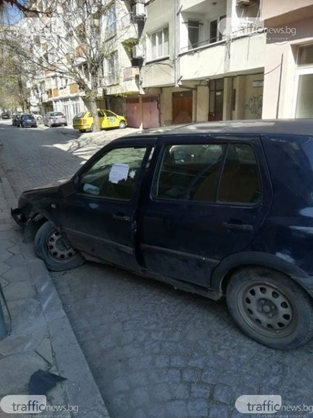 Катастрофирала кола вече цяла сутрин блокира улица в Кючука СНИМКИ
