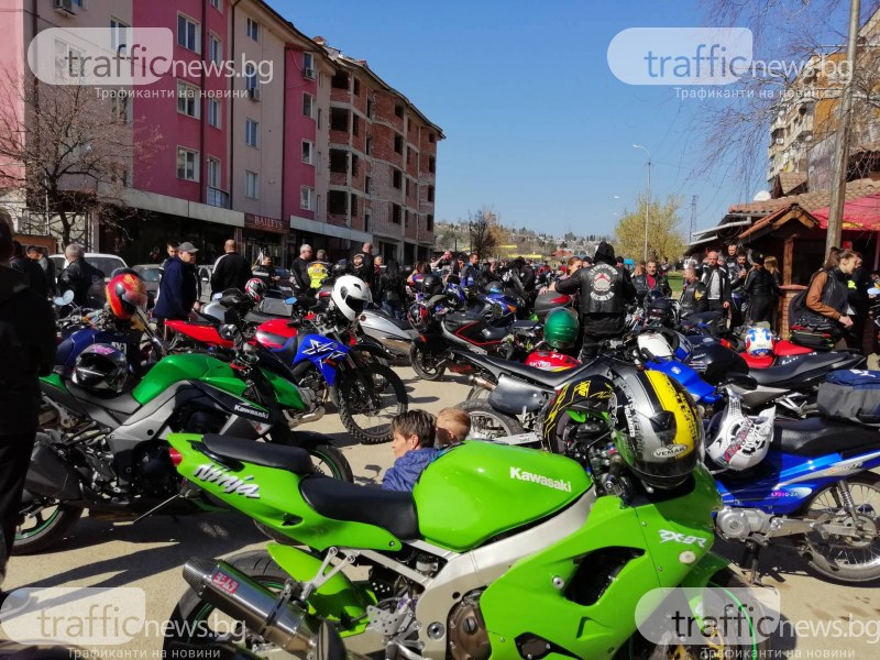 Стотици мотористи се събраха в Северозападна България да открият мотосезона СНИМКИ
