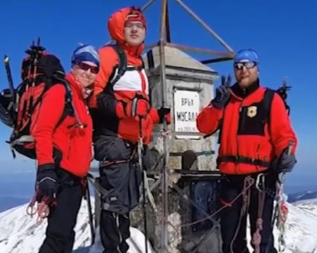 Доброволци помогнаха на незрящо момче да изкачи връх Мусала