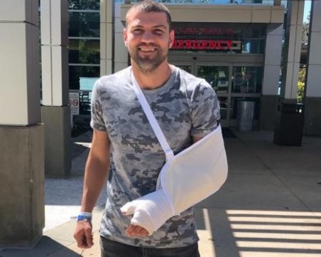 Малката Кобра със счупена ръка, но 