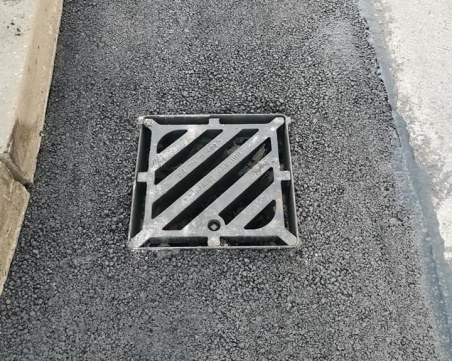 Пълен абсурд! Ремонтираха шахта в столичен квартал, но как? СНИМКИ