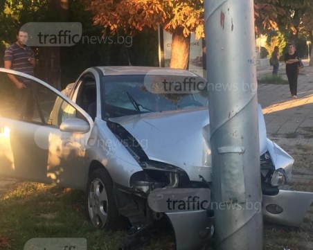 Пиян 22-годишен шофьор се заби в стълб в Ягодово, оказа се и без книжка