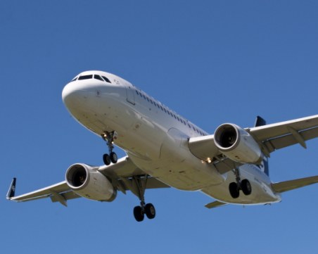 Самолет кацна аварийно заради пушек от пилотската кабина