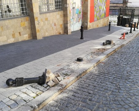 Вандали изтръгнаха ограничителни колчета на улица в центъра на Пловдив СНИМКИ